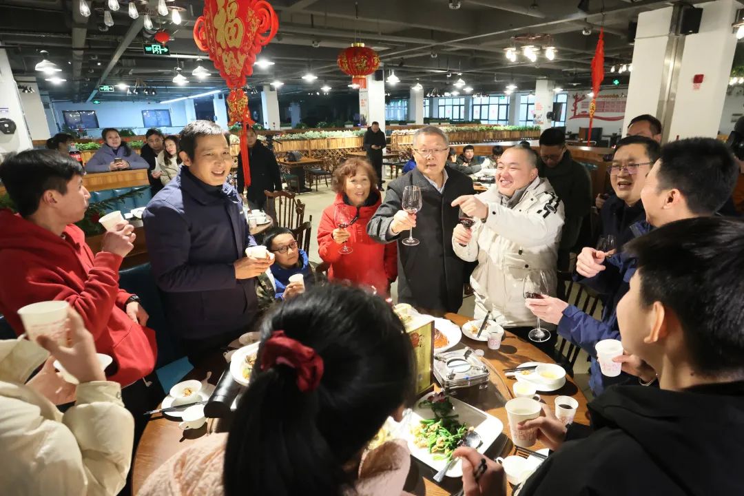 山河智能董事長(zhǎng)何清華與留廠員工一起過大年！